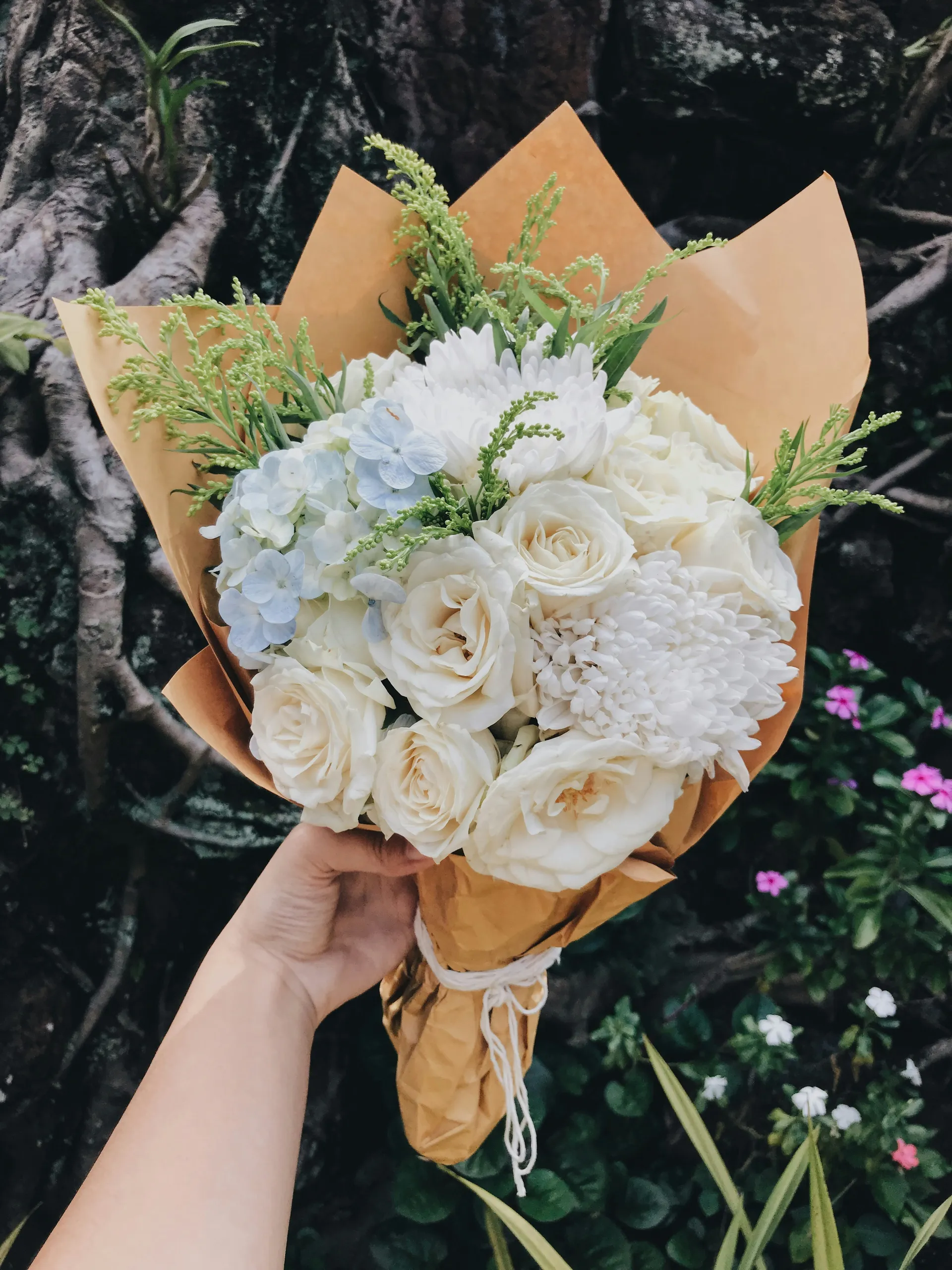 Ramo de flores blancas en papel